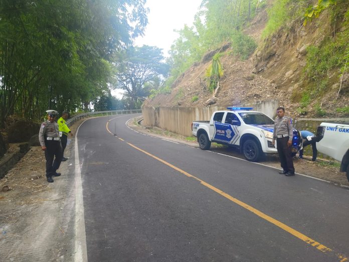 Akibat Rem Blong Elf Asal Tulungagung Kecelakaan Lalu Lintas di Jalan Raya Trenggalek-Panggul
