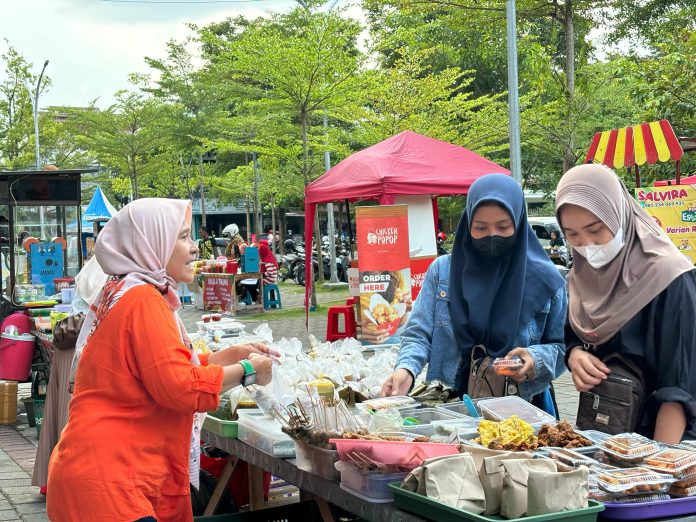 Omzet Pedagang Takjil di Pasar Pon Meningkat saat Ramadhan