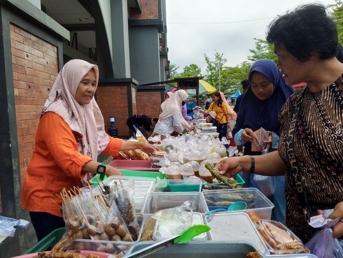 Ramai Pedagang Buka Lapak Takjil di Pasar Pon saat Ramadhan